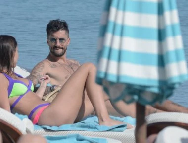 Παναγιώτης Κονέ και Εύη Λέκκα απολαμβάνουν το μπάνιο τους στη Μύκονο (φωτό)